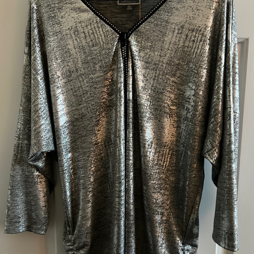 Elegant wear almost new great pick for party.